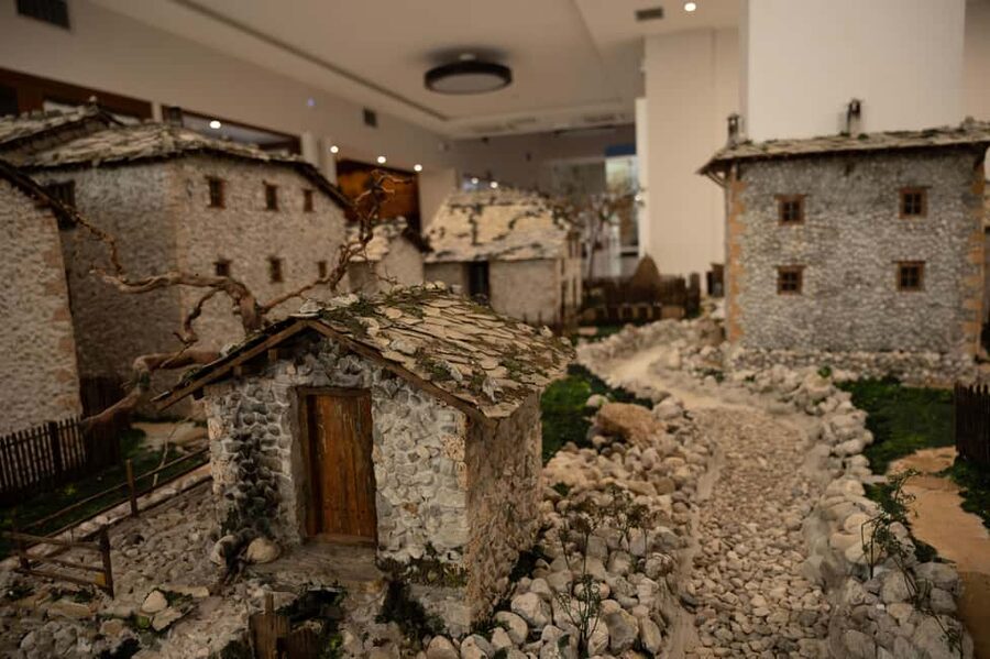Split/Trogir: Mostar and Medjugorje Tour with Wine Tasting - Walking into Mostar’s old town