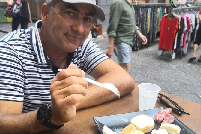 Street food in Naples with 6 Stops and Limoncello - Stop 5: Fried seafood at Pescheria Azzurra