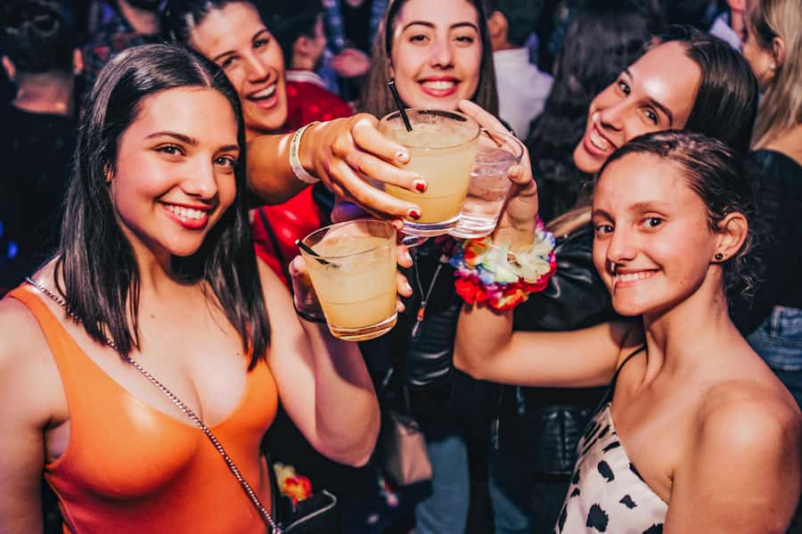 Sydney: Big Night Out Pub Crawl with Local Party Hosts - The social side is the real reason to book