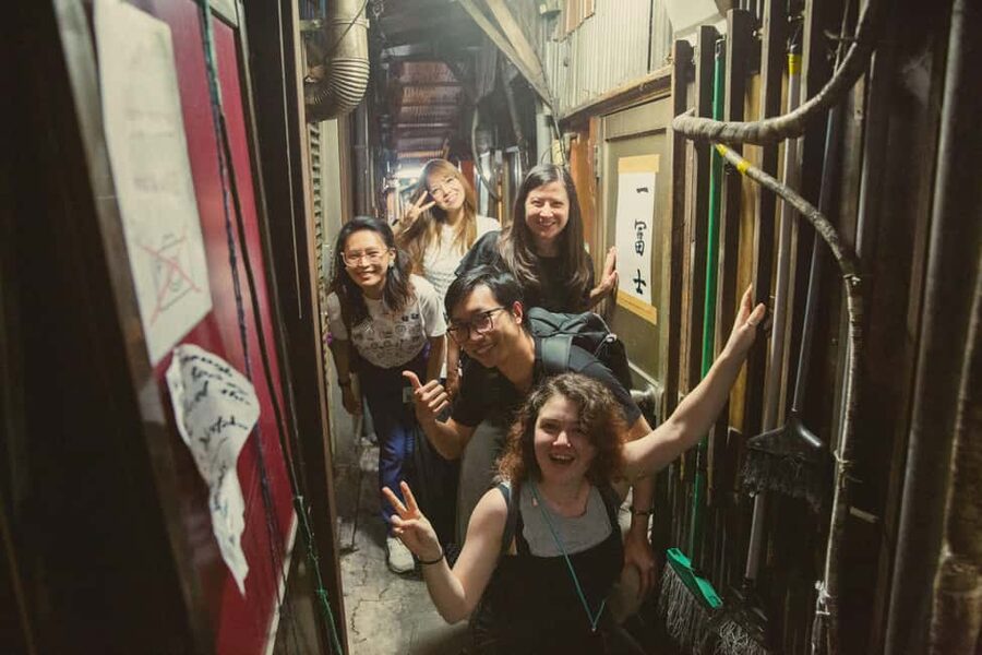 Tokyo: Shinjuku Izakaya and Golden Gai Bar Hopping Tour (2h) - What the guide adds to the evening