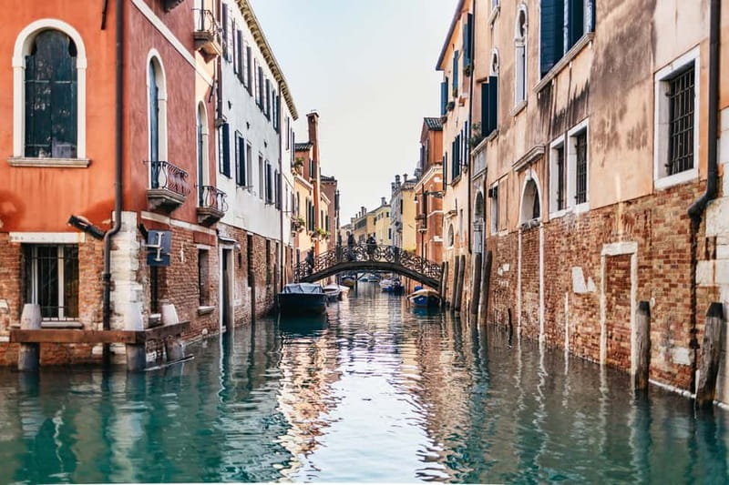 Venice: Food Tasting Tour with Cicchetti Dishes and Wine - The traghetto crossing to Rialto