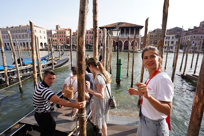 Venice Like a Local: Food, Wine & Spritz Tour with Traghetto Ride - Quiet Rialto backstreets and red wine