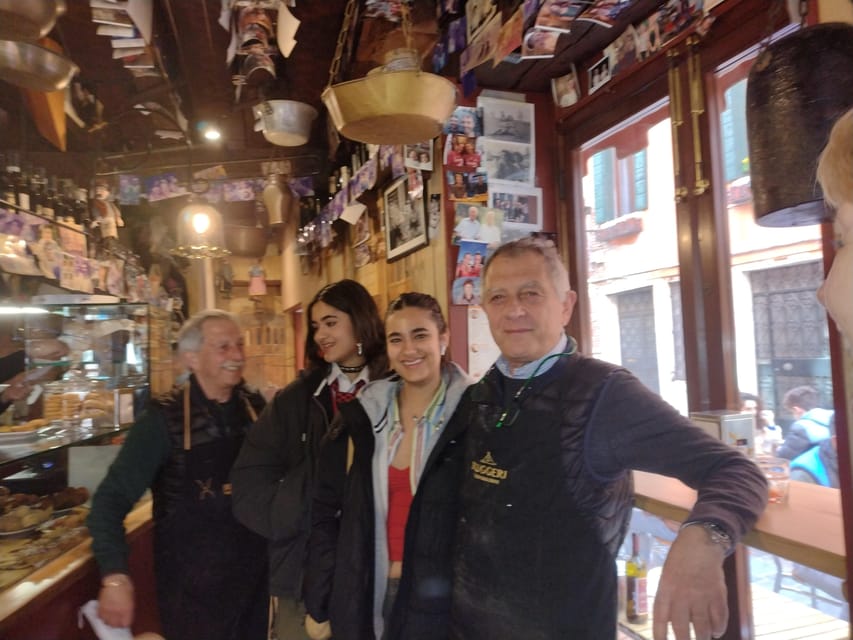Venice: Sunset Walking Tour with Food and Wine Tastings - A sunset introduction to Venetian food