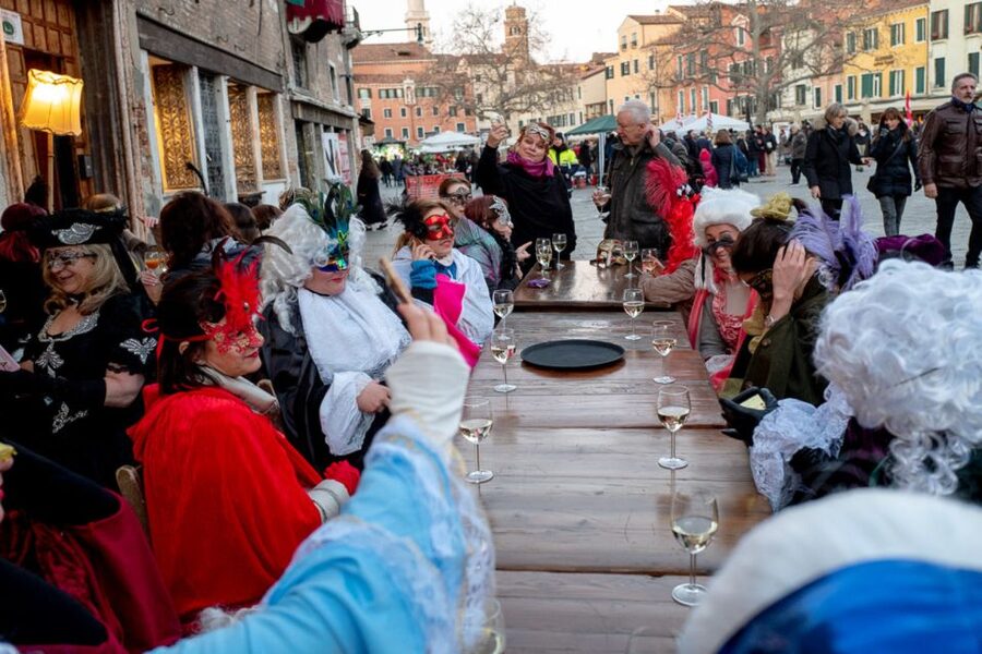 Venice: Venetian Style Carnival Pub Crawl - Key points to know before booking