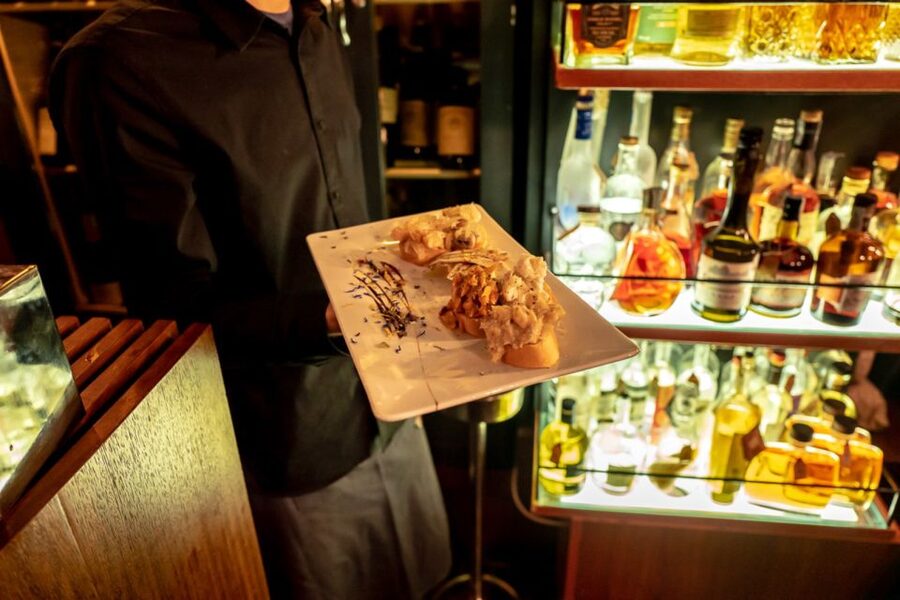 Venice: Venetian Style Carnival Pub Crawl - What the $93 price really buys