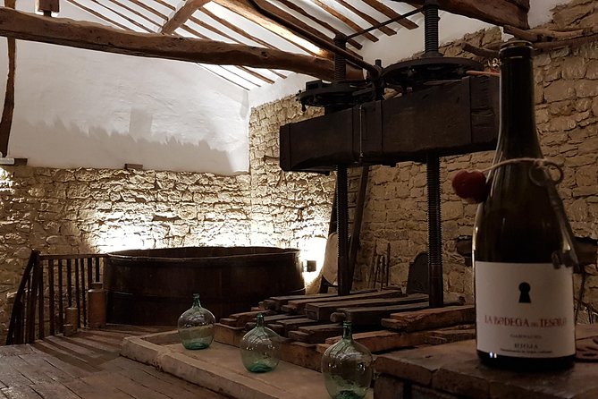 Visit a winery of the 19th century and its draft - A quiet village entrance with a surprise below