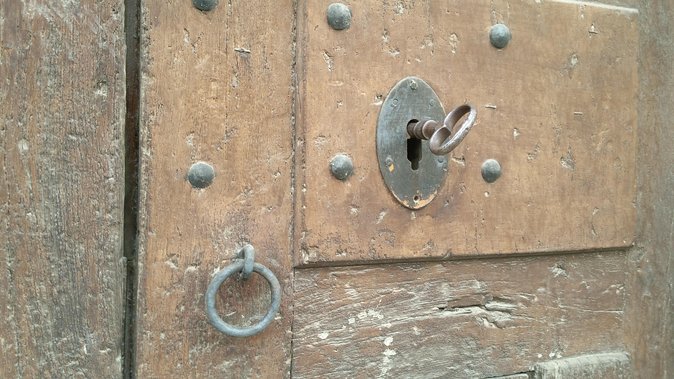 Visit a winery of the 19th century and its draft - Descending into the barrel room