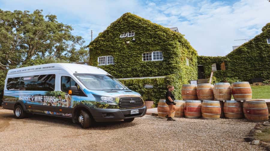 Waiheke Island: Wine Tour & Lunch at Award Winning Venue - The scenery between tastings