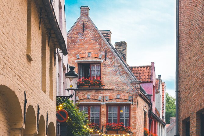 Walking tour of Bruges with boat option and/or beer tasting - Burg Square and the political heart of Bruges