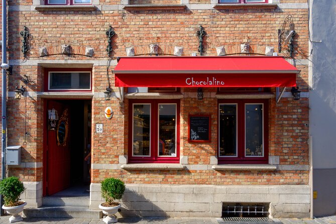 Walking tour of Bruges with boat option and/or beer tasting - Chocolate at Chocolalino