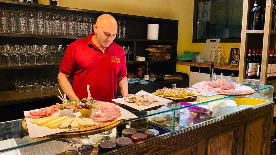 Wine Tasting Experience with Three Types of Tuscan Wine - How the one-hour schedule feels
