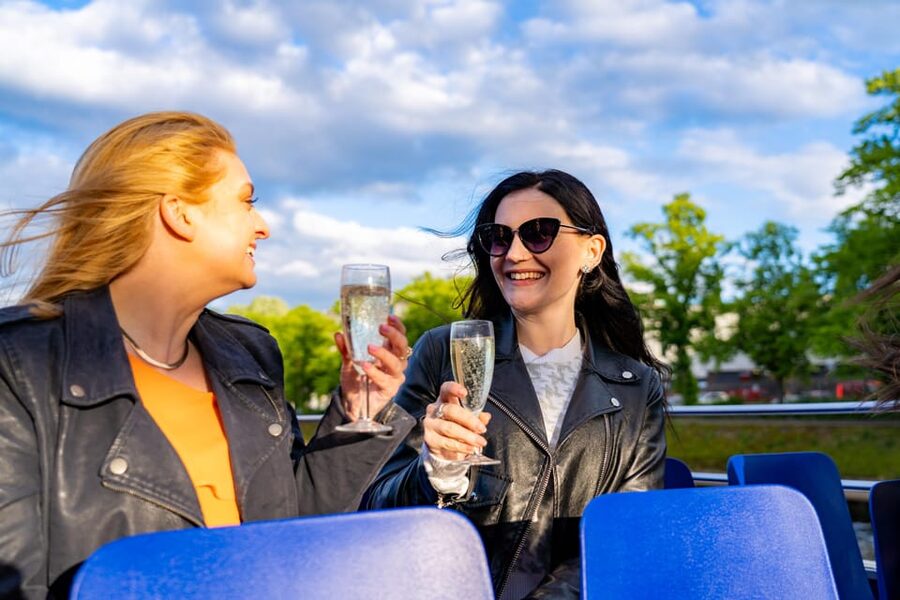 York: 60-Minute 'Happy Hour' Cruise For All Ages - From city buildings to countryside views